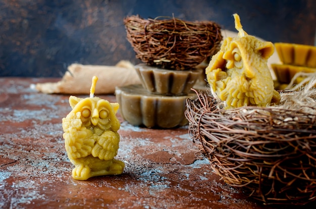 Bougies à la main en forme de hibou à la cire d&#39;abeille naturelle