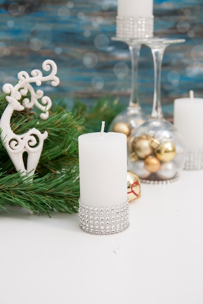 Bougies de Noël, chandelier avec des jouets d'arbre de Noël