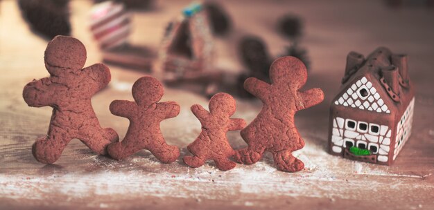 Bougies de Noël en pain d'épice avec étoiles à la cannelle Boule de Noël Brindille de pin