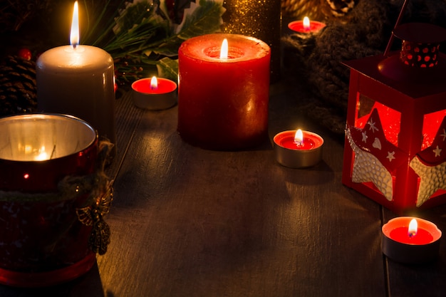 Bougies de Noël sur une table en bois. Espace de copie