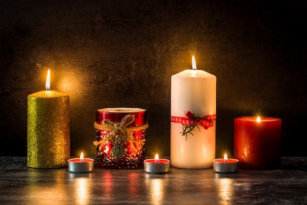 Bougies de Noël sur une table en bois. Pénombre.