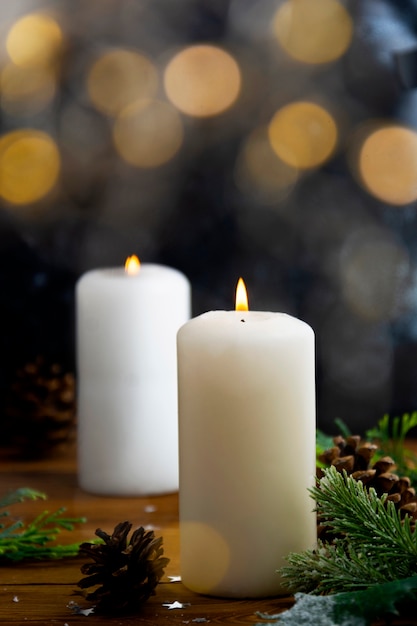 Bougies et ornements de Noël, fond sombre avec des lumières bokeh