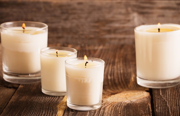 Bougies parfumées sur une vieille table en bois