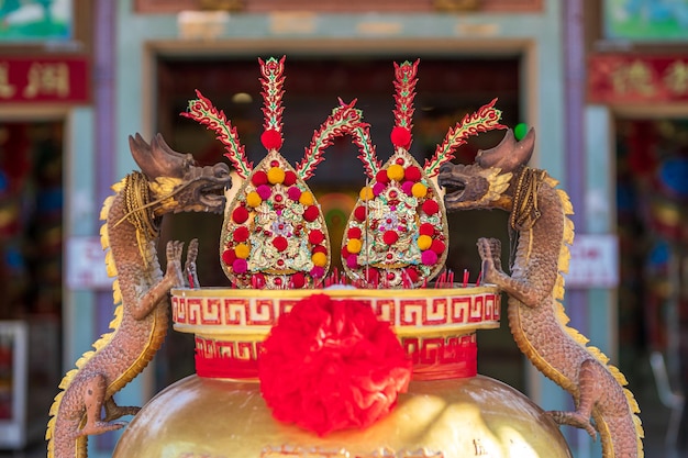 Bougies rouges et bâtons d'encens brûlants Papier d'or avec l'alphabet chinois Bénédictions écrites dessus Est un compliment de bénédiction de fortune pour rendre hommage à Dieu le jour du Nouvel An chinois dans un sanctuaire chinois