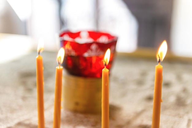 Des bougies s'allument à l'église