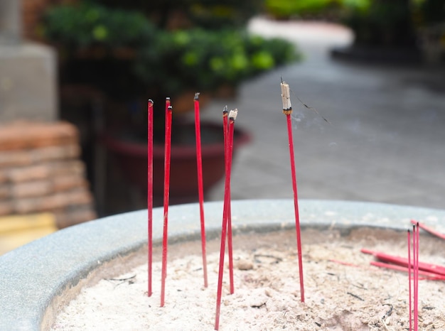 Bougies Senko fumant dans un temple bouddhiste vietnamien