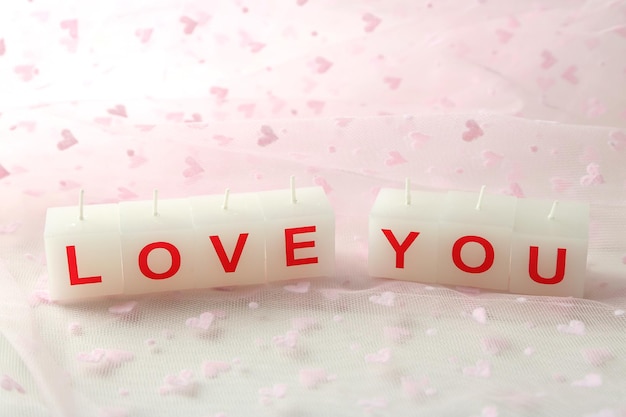 Bougies avec signe imprimé I LOVE YOU, sur fond clair