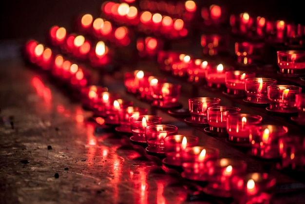 Bougies de souhaits rouges dans une église du temple de la religion chrétienne