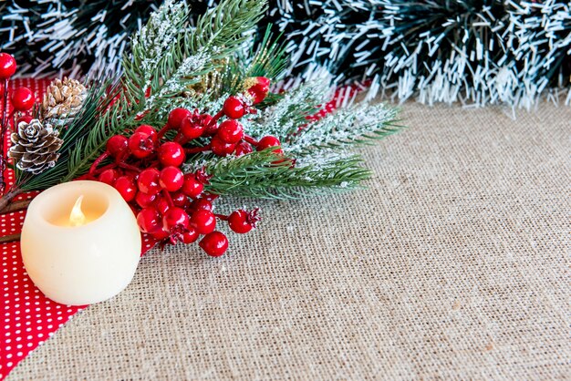 Bougies sur une table de Noël avec des décorations de Noël.