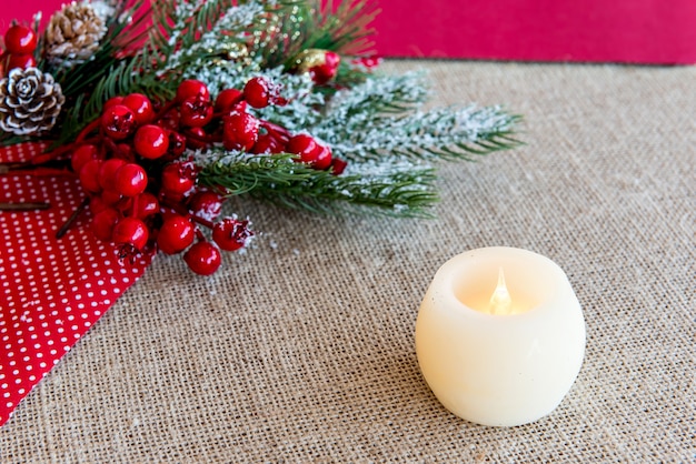 Bougies sur une table de Noël avec des décorations de Noël.
