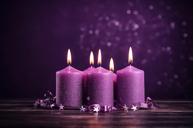 Bougies violettes avec flammes vacillantes