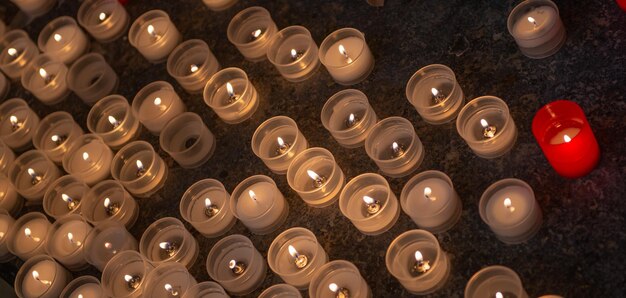 Des bougies votives allumées dans l'église