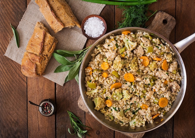 Photo bouillie au brebis au perle savoureuse aux légumes et au poulet