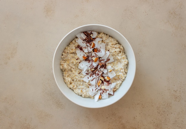 Bouillie d'avoine aux amandes, noix de coco et chocolat. Alimentation équilibrée. La nourriture végétarienne. Petit déjeuner. Régime.