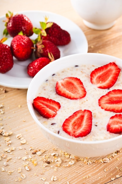 Bouillie d'avoine aux fraises sur table