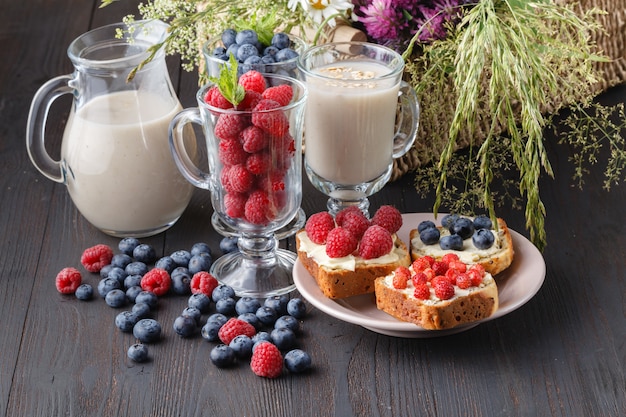 Bouillie d'avoine avec du lait, petit-déjeuner sain