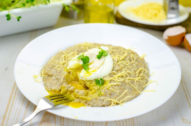 Bouillie d'avoine avec fromage et œuf poché