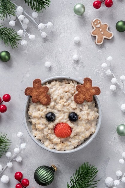 Bouillie d'avoine de Noël Père Noël pour le petit-déjeuner des enfants