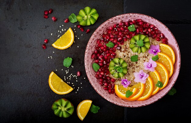 Bouillie d&#39;avoine savoureuse et saine avec des graines de fruits, de baies et de lin.