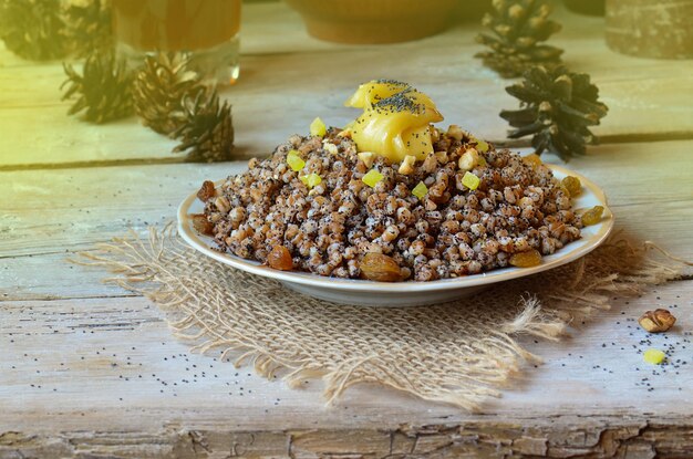 Bouillie de blé aux noix et raisins secs