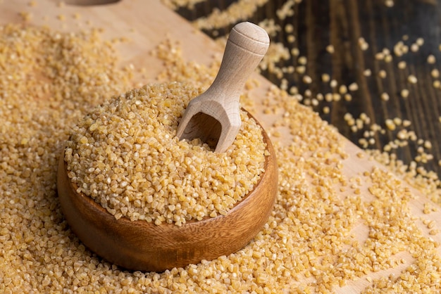 Bouillie de blé fraîche mais cuite éparpillée sur la table une grande quantité de bouillie de blé crue