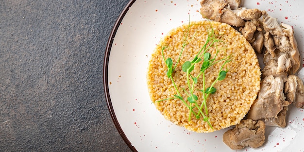 Bouillie de blé poulet bouilli viande alimentation saine nourriture repas frais collation sur l'espace de copie de table