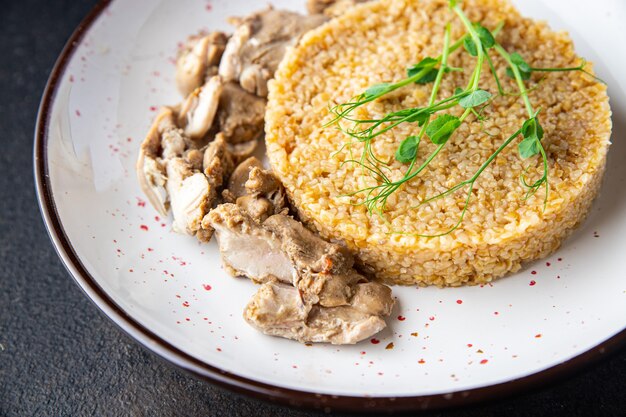 Bouillie de blé avec de la viande de poulet bouillie nourriture saine portion fraîche prête à manger collation repas