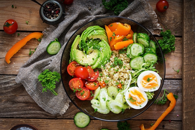 Bouillie de boulgour, œuf et légumes frais