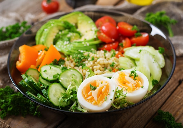 Bouillie de boulgour, oeuf et légumes frais