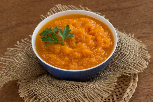 Bouillie de citrouille dans un bol