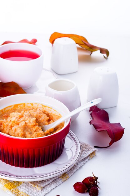 Bouillie de citrouille sur fond blanc