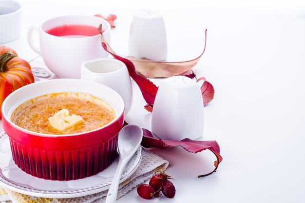 Bouillie de citrouille sur fond blanc