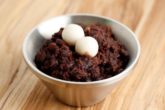 Bouillie coréenne de haricots rouges avec garniture de gâteau de riz ou Patjuk