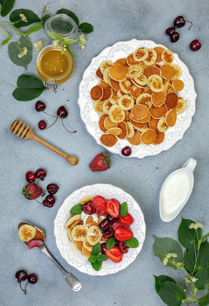 Bouillie de crêpes minuscules à la crème de baies et au miel