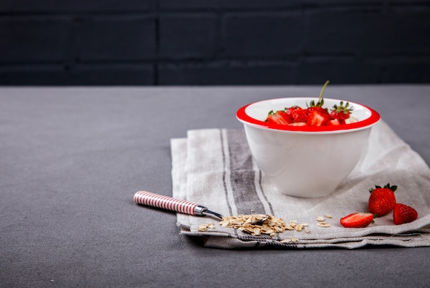 Bouillie de flocons d&#39;avoine avec baies fraîches. Petit déjeuner sain d&#39;été