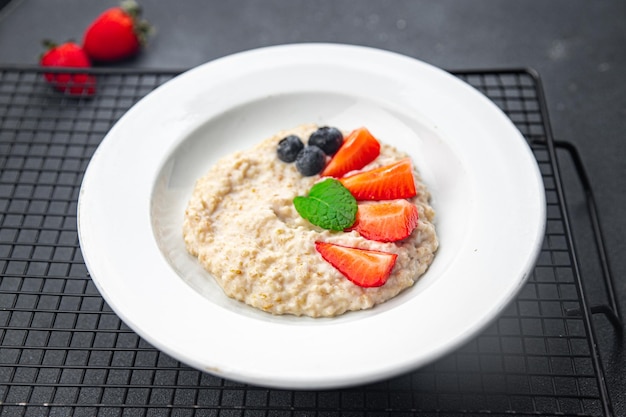 bouillie de flocons d'avoine avec des baies petit déjeuner savoureux repas sain nourriture collation sur la table copie espace nourriture