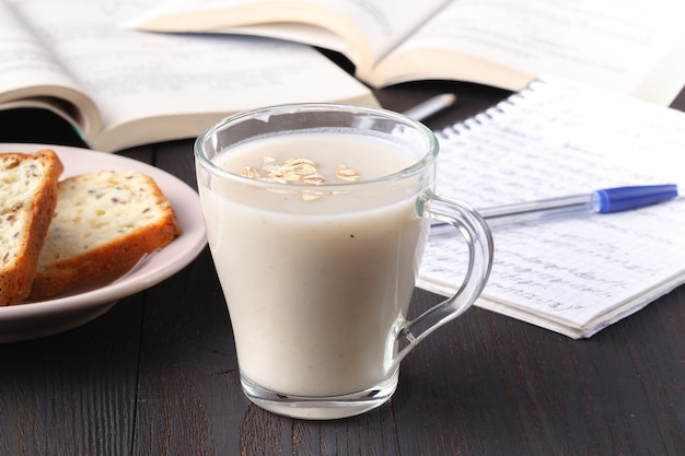 Bouillie de flocons d'avoine avec du lait - petit-déjeuner sain