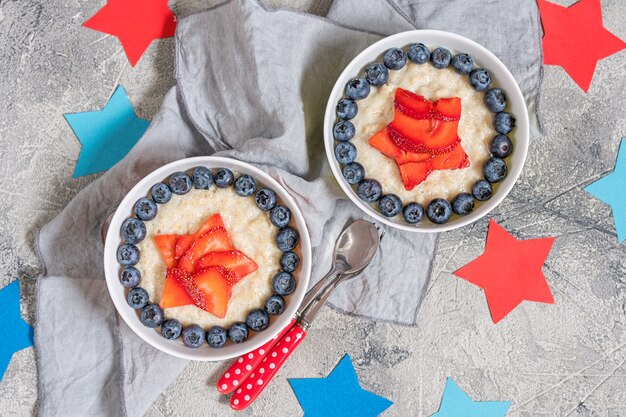 Bouillie de flocons d'avoine super-héros pour le petit déjeuner des enfants