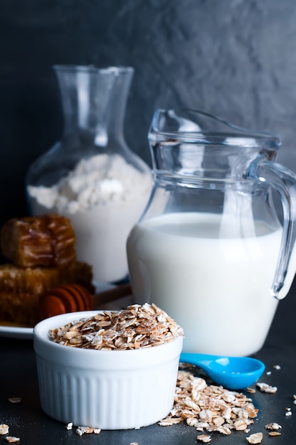 Bouillie de flocons d&#39;avoine avec verre de lait