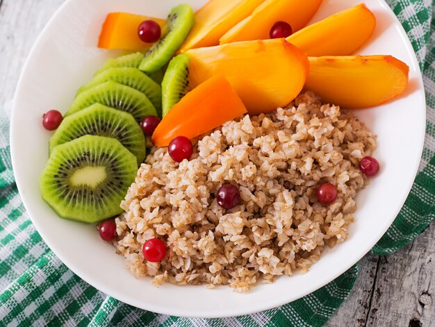 Bouillie De Fruits Frais Et De Canneberges. Petit-déjeuner Sain. Nutrition Adéquat. Menu Diététique.