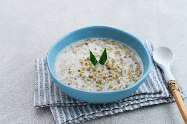 Bouillie de haricot mungo ou Bubur Kacang Hijau dessert indonésien de haricots mungo au lait de coco