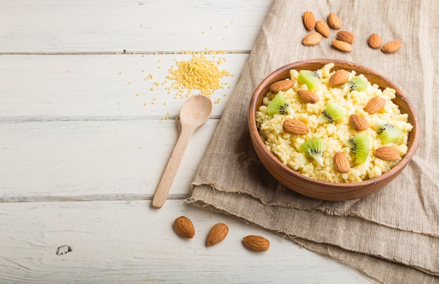 Bouillie de millet aux amandes dans un bol en bois