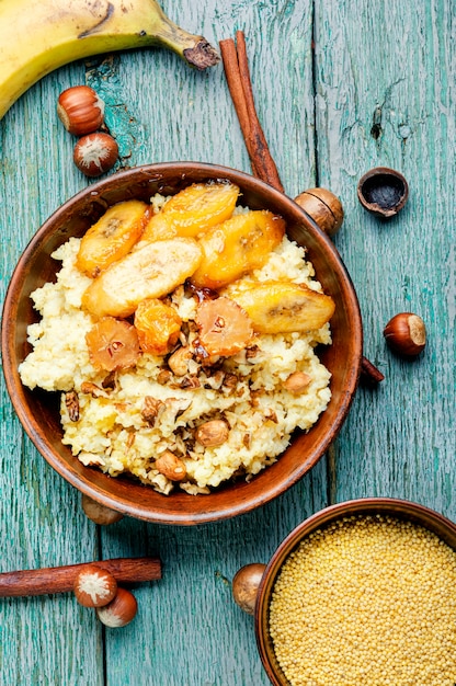 Bouillie de millet aux bananes et noix caramélisées.Petit-déjeuner sain