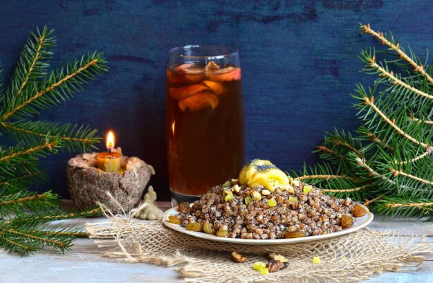 Bouillie de Noël aux raisins secs, orange confite et amandes Pudding de blé et de baies pour Noël