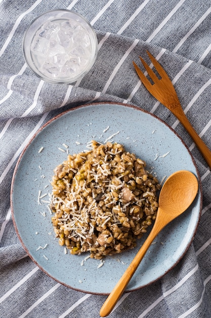 Bouillie d'orge aux champignons et poulet, vue de dessus