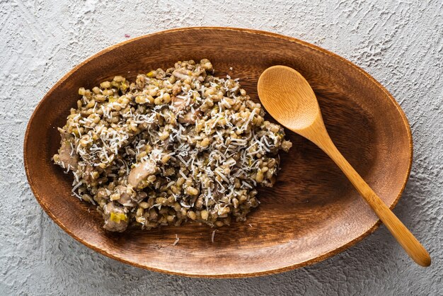 Bouillie d'orge aux champignons et poulet, vue de dessus