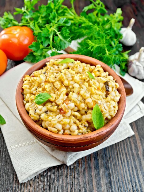 Bouillie d'orge aux tomates sur serviette