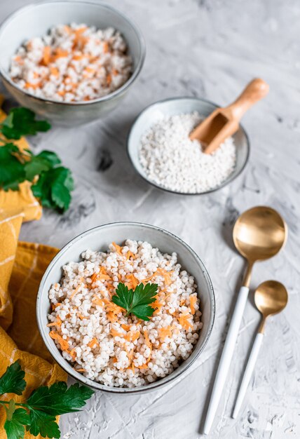 Bouillie d'orge perlée aux carottes, concept d'aliments sains, petit déjeuner