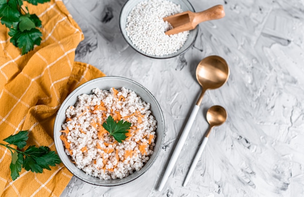 Bouillie d'orge perlée aux carottes, concept d'aliments sains, petit déjeuner