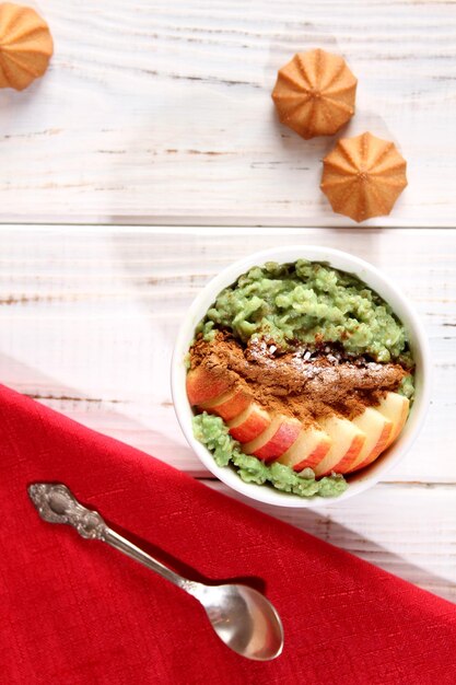 Bouillie de petit-déjeuner aux fruits et à la cannelle Belle et bonne nutrition